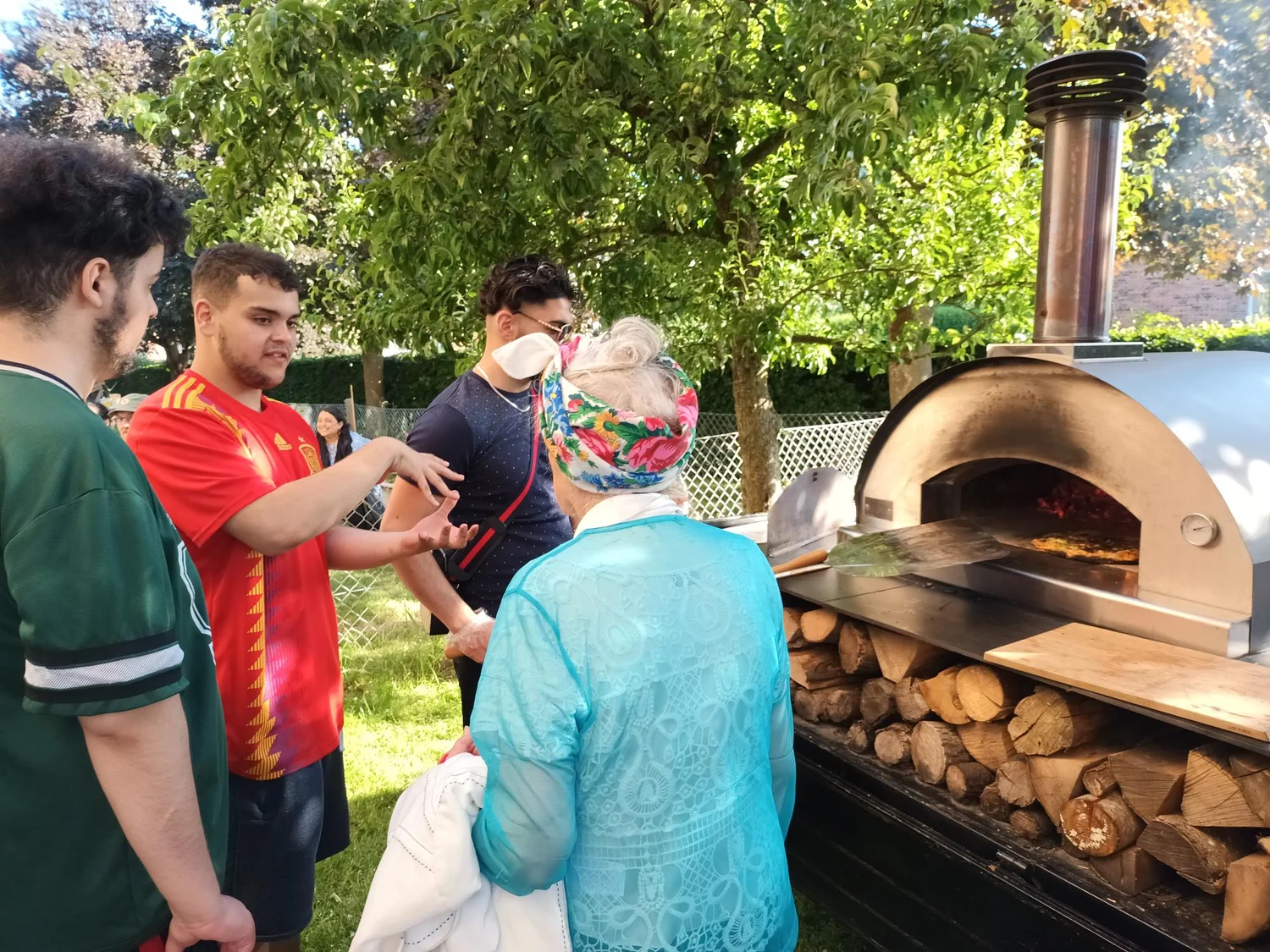 Klub 8230 bager pizza til sommerfest.jpg